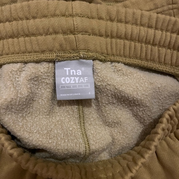 TNA ‘Cozy AF’ Shorts! Size small - Picture 4 of 4